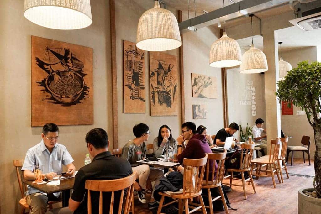 Nhiều khách hàng trải nghiệm trong một quán cafe tại quận Tân Phú.